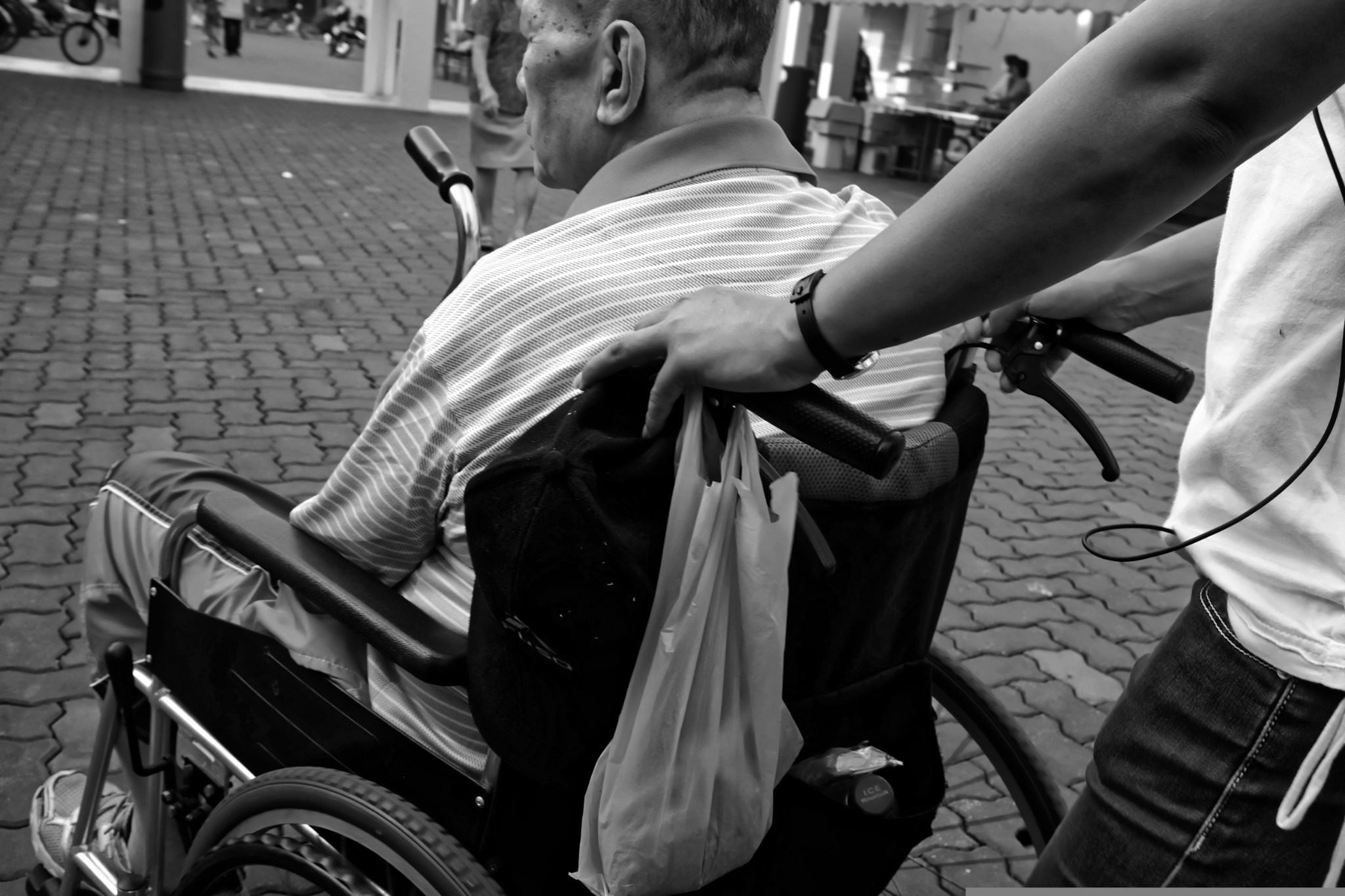 Community support for a wheelchair user in an everyday setting